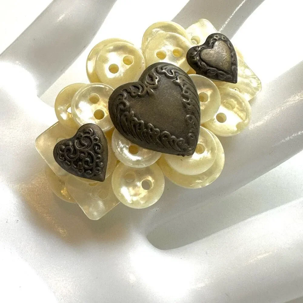 HMK button heart pin